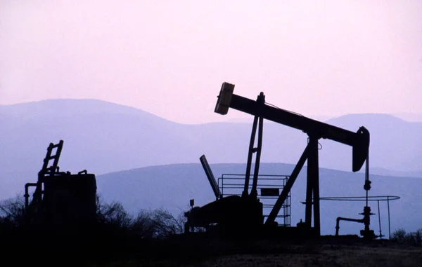 Ein Pumpjack Einer Ölbohrstelle Bei Sonnenuntergang Den Usa — Stockfoto