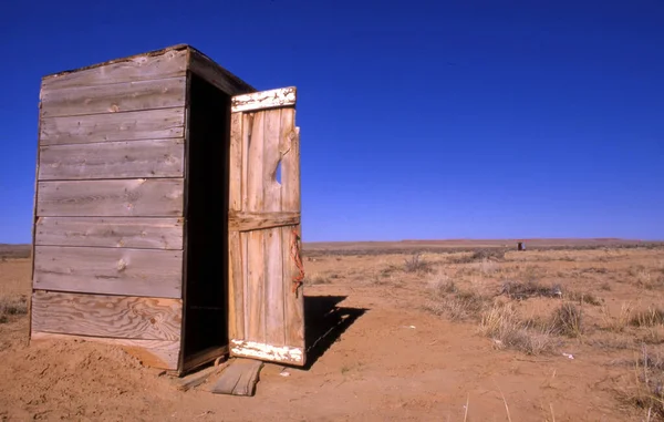 Маленький Деревянный Туалет Сельской Местности Фоне Голубого Неба — стоковое фото