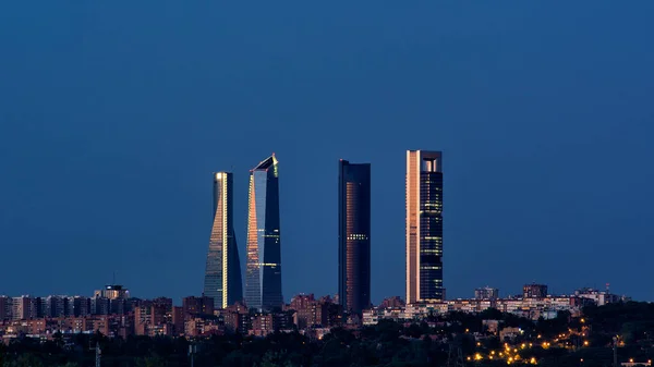 Madrid 'in panoramik manzarası Geceleri gökyüzü