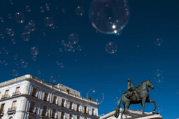 İspanya 'nın başkenti Madrid' de yer alan Puerta del Sol 'da bulunan III. Carlos' un binicilik heykelindeki sabun köpükleri.