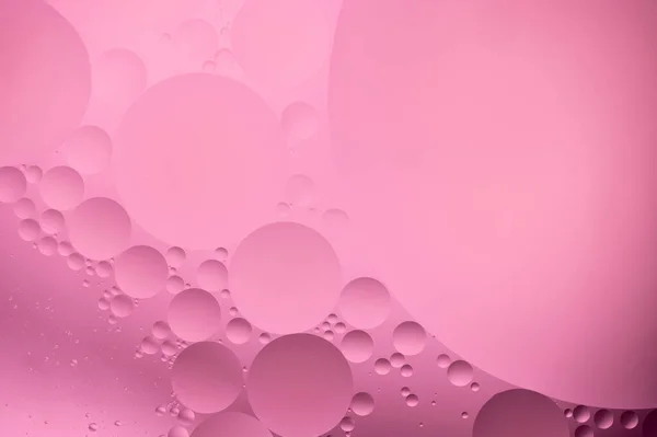 Sıvı dairelerden oluşan soyut arkaplan duvar kağıtları ve baloncuklu su küreleri makroyu kapatın