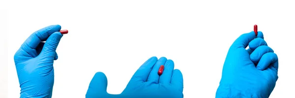 Mavi eldivenli doktorların elleri ilaç veriyor. İyileştirme ve tedavi kavramı.