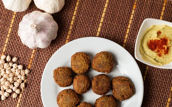 El yapımı falafel, nohut, maydanoz ve sarımsaklı vejetaryen Orta Doğu yemeği tarifi.