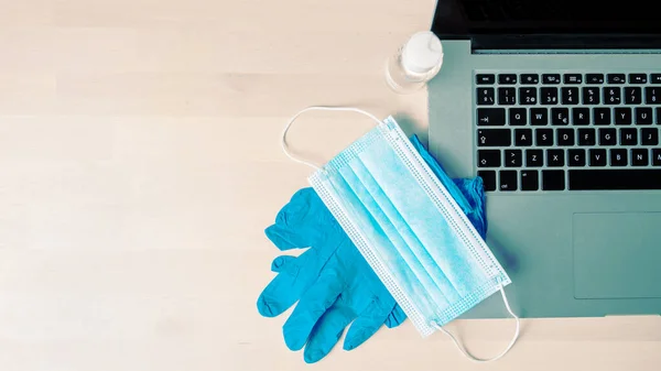 Coronavirus önleme konsepti. Koruyucu maske, dezenfektan spreyi ve eldiven. Güvenli çalışma kavramı