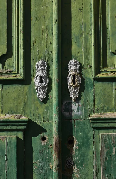 Porte en bois vert antique . — Photo