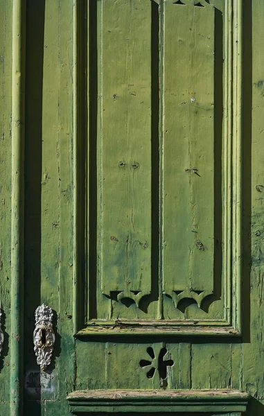 Porta de madeira verde antiga . — Fotografia de Stock