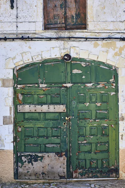 Antique green door in the downtown of Evora. Portugal. — Stock Photo, Image