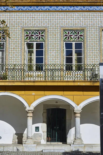 Vedle sebe, Portugalská stavba v centru města Beja, Alentejo. Por — Stock fotografie