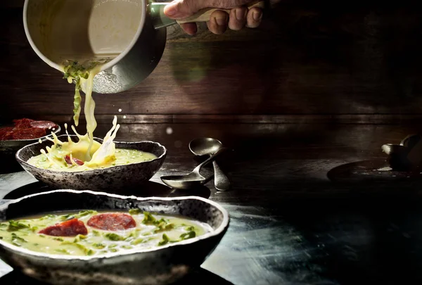 Caldo verde, tipik Portekizce çorbası.