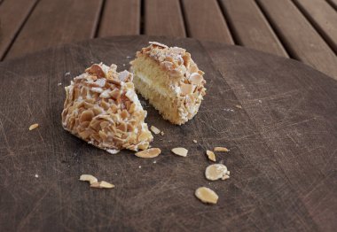 Sara kek. Genoise kek bademli.