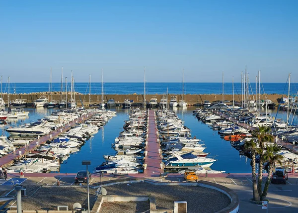 Jachten aangemeerd in de Marina haven van Palamos. Girona, Spanje. — Stockfoto