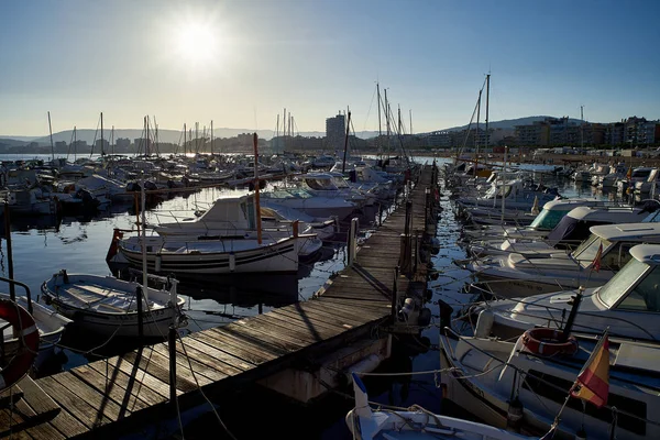 Båtar förtöjda i hamnen i Palamos. Girona, Spanien. — Stockfoto