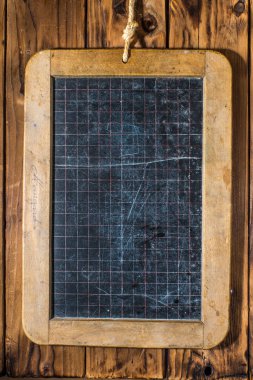 Bir grunge ahşap duvar arka plan üzerinde çalışmak için yaşlı kara tahta.