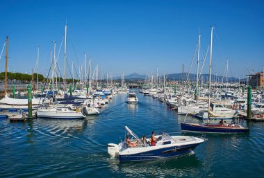 Marina port in Hondarribia içinde Bask Ülkesi, İspanya Yatlar demirli.