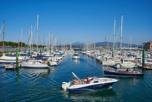 Yachts förtöjd i småbåtshamnen port i Hondarribia, Baskien, Spanien. — Stockfoto