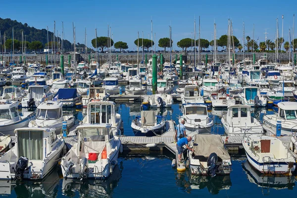 Yachts förtöjd i småbåtshamnen port i Hondarribia, Baskien, Spanien. — Stockfoto