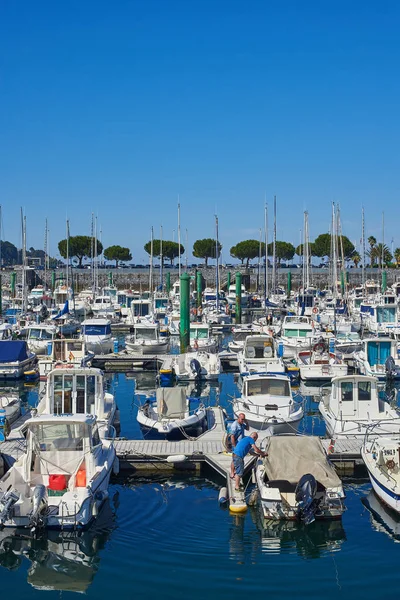 Yachts förtöjd i småbåtshamnen port i Hondarribia, Baskien, Spanien. — Stockfoto