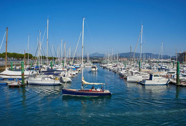 Jachten aangemeerd in de Marina haven van Hondarribia, Baskenland, Spanje. — Stockfoto