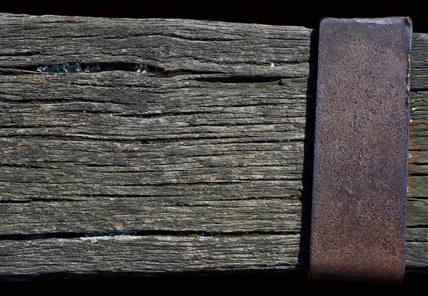 Viharvert fa gerenda egy rozsdás fém lemez. — Stock Fotó