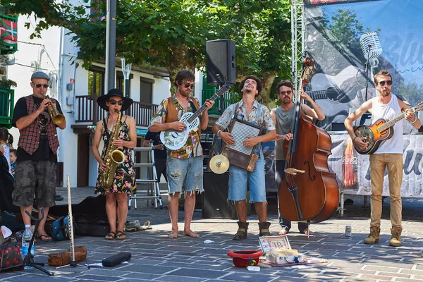 Bir Hondarribia bir sokak grubu bir sokakta. Bask Bölgesi, İspanya.