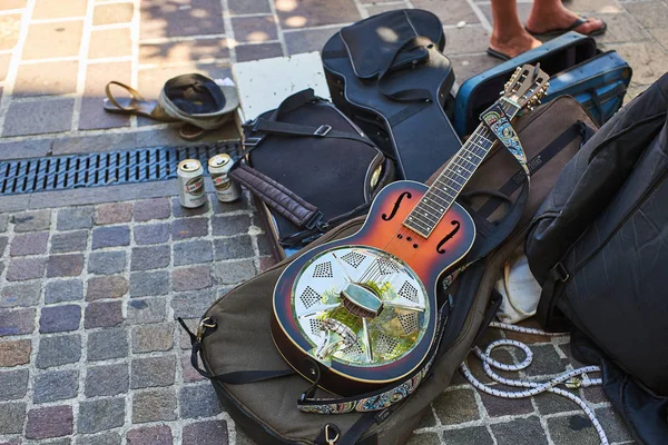 Akustyczna gitara rezofoniczna metalowe. — Zdjęcie stockowe