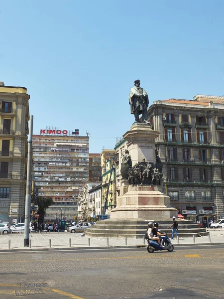 Monumento a Giuseppe Garibaldi en Nápoles. Campania, Italia . — Foto de Stock