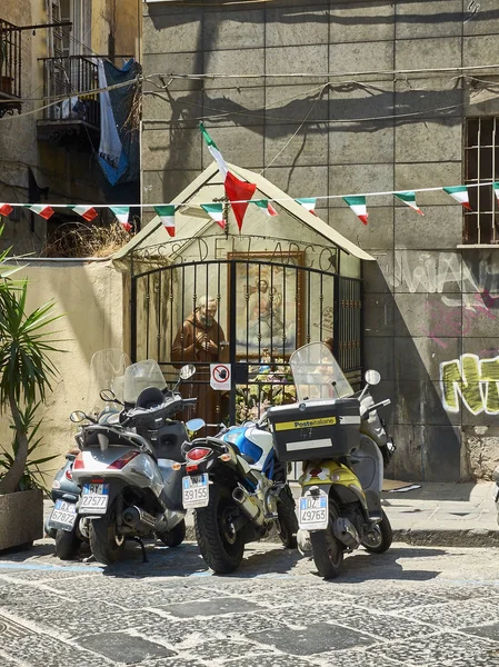 Straßenaltar zu Ehren von Padre Pio in Neapel. Kampanien, Italien. — Stockfoto