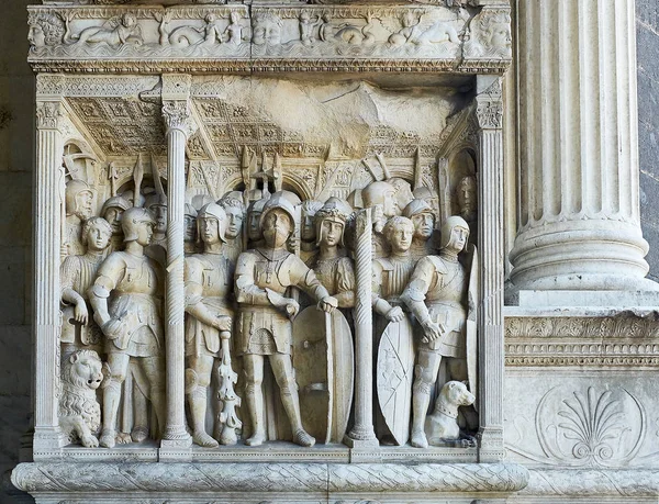 マスキオ ・ アンジョイーノ ナポリのヌオーヴォ城の凱旋門のアーチの詳細. — ストック写真