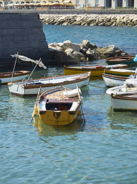 A halászhajókat kikötve, Borgo Marinari di Santa Luciában kikötő. Nápoly, Olaszország. — Stock Fotó