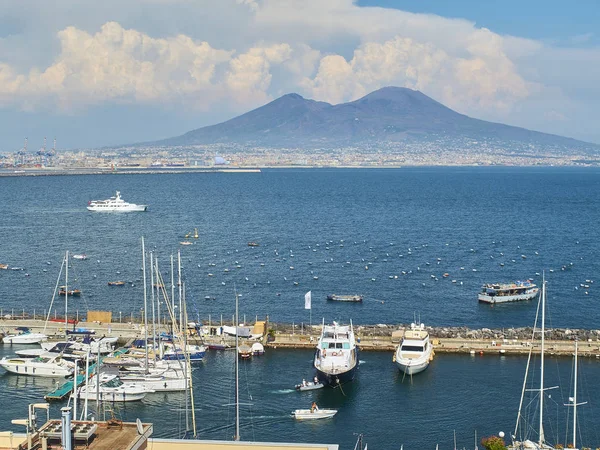 Yatlar Borgo Marinari limanında demirlemiş. Napoli, İtalya.