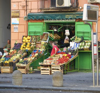 Manav Napoli şehir merkezinde. Campania, İtalya.