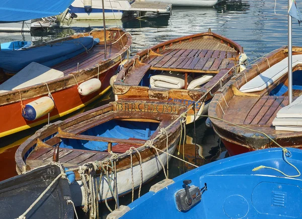 Τα αλιευτικά σκάφη αγκυροβολημένο στο λιμάνι του Borgo Marinari. Νάπολη, Ιταλία. — Φωτογραφία Αρχείου