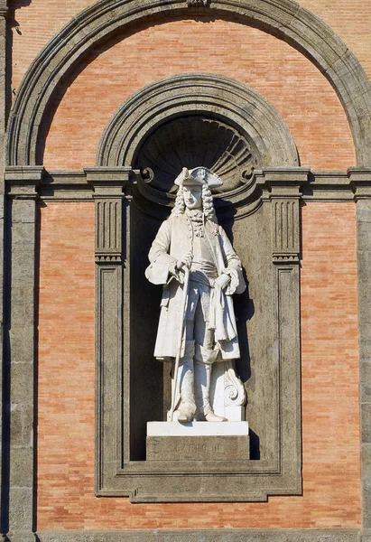 Staty av Carlo Iii i Palazzo Reale di Napoli. Kampanien, Italien. — Stockfoto