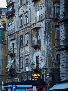 Tipik bina, Napoli günbatımında bir pizzacı tabela ile. 