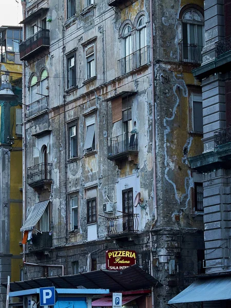 Tipik bina, Napoli günbatımında bir pizzacı tabela ile. 