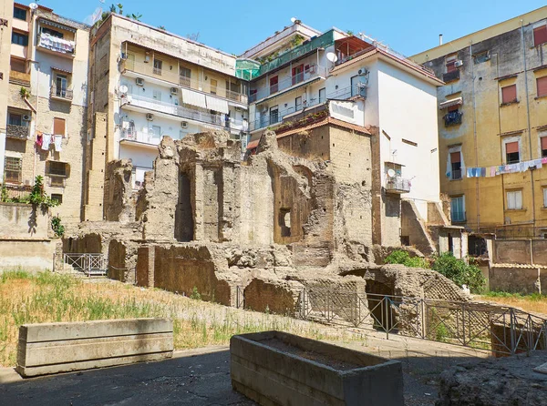 基耶萨德尔 Carminiello ai Mannesi 教堂的废墟。那不勒斯，意大利. — 图库照片