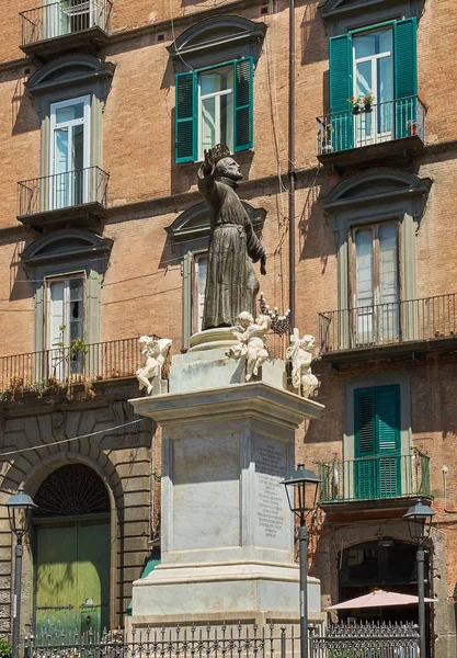 San Gaetano Napoli'de heykeli. Campania, İtalya. — Stok fotoğraf