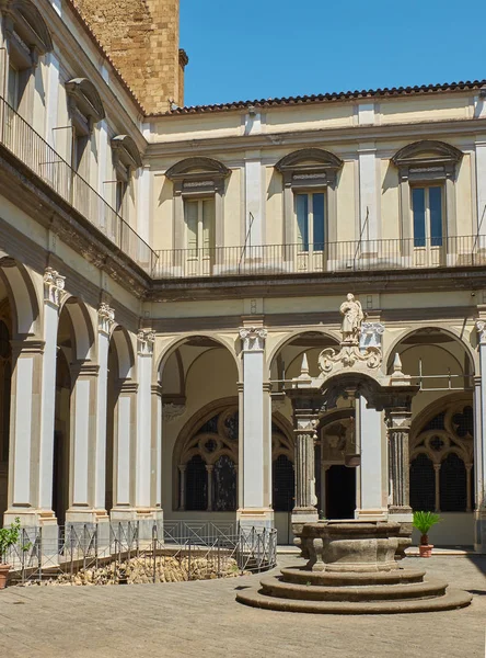 圣洛伦索马焦雷的修道院。那不勒斯，意大利. — 图库照片