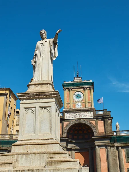 ナポリのダンテ ・ アリギエーリの像。イタリア カンパーニャ. — ストック写真