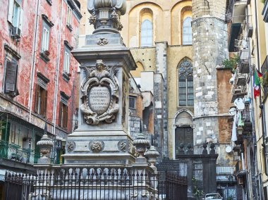 San Gennaro Dikilitaş Piazza Cardinale Sisto Riario Sforza içinde. Napoli, İtalya.