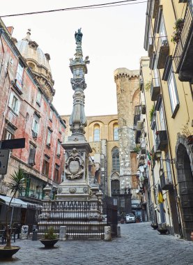 San Gennaro Dikilitaş Piazza Cardinale Sisto Riario Sforza içinde. Napoli, İtalya.