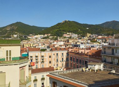 Salerno ve Castello di Arech görünümü. Campania, İtalya.