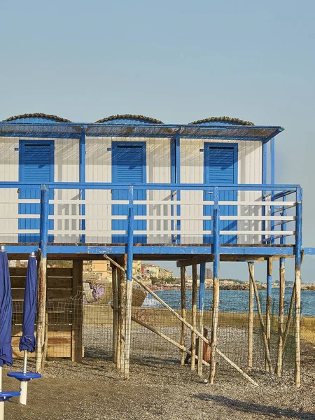 Cabanas de praia em uma praia de Salerno. Campania, Itália . — Fotografia de Stock