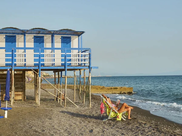 Pláž Salerno s plážové chatky v pozadí. Kampánie, Itálie. — Stock fotografie