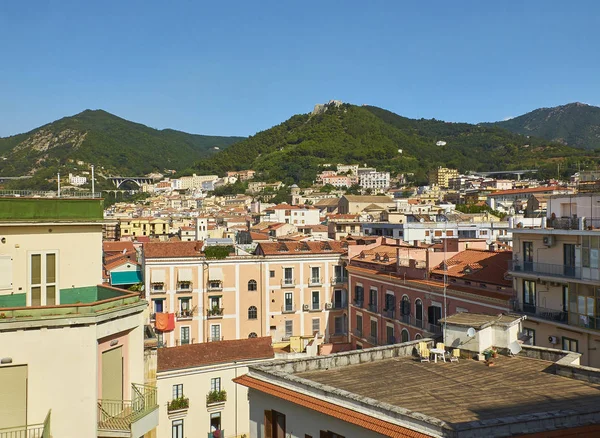Salerno ve Castello di Arech görünümü. Campania, İtalya.