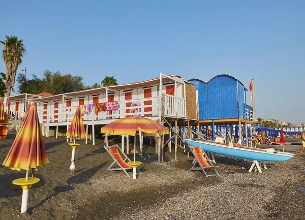 Praia de Salerno com cabanas de praia. Campania, Itália . — Fotografia de Stock