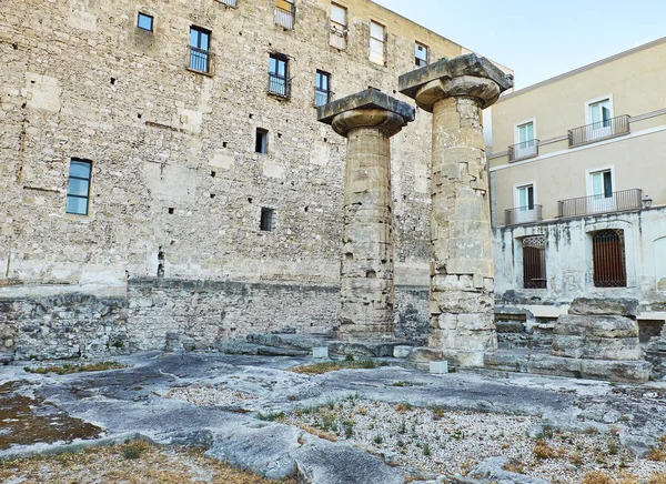 Colunas dóricas do Templo de Poseidon em Taranto. Apúlia, Itália — Fotografia de Stock