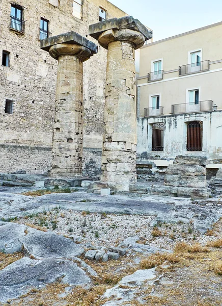 Дорические колонны храма Посейдона в Таранто. Апулия, Италия — стоковое фото