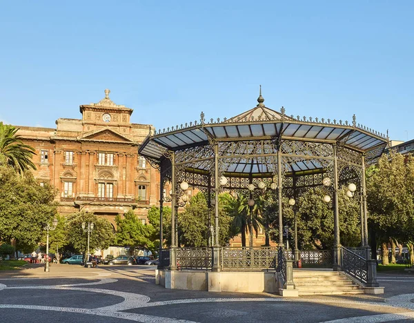 Piazza Garibaldi gardens in Taranto, Apulia, Italy. — Stock Photo, Image