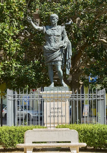 Statua di Cesare Augusto Imperatore. Brindisi, Italia . — Foto Stock